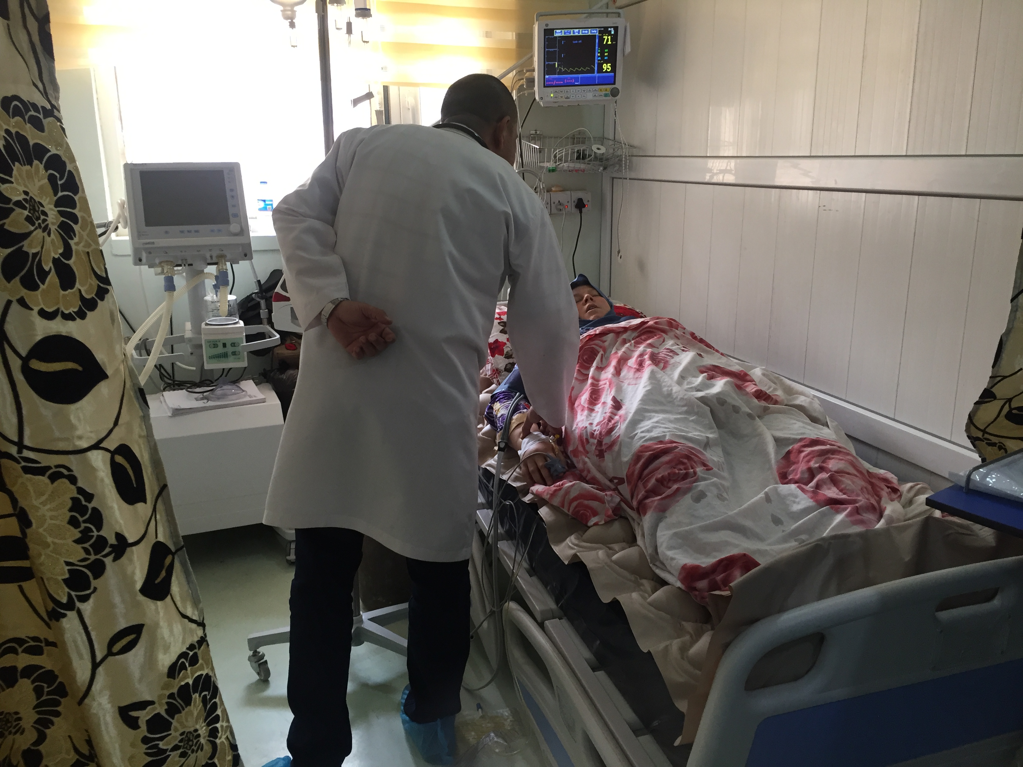 A doctor attends to a patient in the ICU in Salaheddin hospital (Photo: Mariam Sami/WHO Iraq).