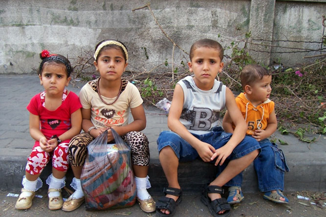 تُقدِّر منظمة الصحة العالمية أن ثُلُث المتردّدين على مراكز الرعاية الصحية الأولية في قطاع غزة والضفة الغربية يعانون من مشكلات تتعلق بالصحة النفسية. ويرتفع معدل انتشار اضطراب الضغوط التالية للصدمات بشكل خاص بين الأطفال الفلسطينيين داخل فلسطين، حيث يعاني 30% من الأطفال الذين يشهدون نزاعات مسلحة وحوادث صادمة من اضطراب الضغوط التالية للصدمات، فضلا عن ارتفاع خطر الإصابة باضطرابات أخرى، كالأعراض الانفعالية أو العُصَاب. وفي العموم، لا يحصل الفلسطينيون الذين يعانون من مشكلات نفسية على تدخلات الصحة النفسية المناسبة. وفيما يتعلق بالجهود المبذولة لتوفير الرعاية الصحية النفسية المتكاملة المُتاحةً والقادرة على التصدي على نحو ملائم للزيادة في احتياجات السكان الفلسطينيين من خدمات الصحة النفسية وما يكتنفها من تعقيد، فهي محفوفة بالتحديات. وتشمل تلك التحديات غياب العاملين الصحيّين النفسيّين المـُدرّبين، وضعْف تنسيق استجابة الصحة النفسية في حالات الطوارئ، والنقْص المـُزمن في أدوية المؤثرات العقلية؛ وغياب برامج التدخل وإعادة التأهيل المناسبة طويلة الأمد والمتعلقة بالأشخاص المصابين بشكل من أشكال الاضطراب النفسي الوخيم.