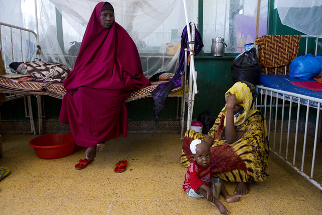 لا تزال حالات الكوليرا في زيادة مستمرة. فلقد أدّى الجفاف إلى نقص المياه النظيفة، وشهدَت الصومال أكبر فاشية للكوليرا خلال الخمس سنوات الأخيرة. وفي عام 2017، سُجل أكثر من 36000 حالة كوليرا، من ضمنها 690 حالة وفاة. ومع بداية موسم المطر والفيضانات المفترض أن يبدأ هذا الشهر، من المتوقَّع أن ترتفع هذه الأرقام لتصل إلى 50000 حالة بنهاية حزيران/يونيو.