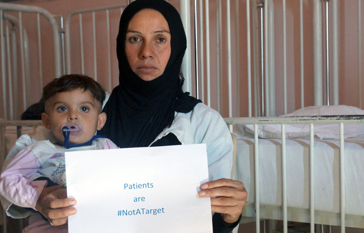 العاملون الصحيون والمرضى في إقليم شرق المتوسط يرفعون شعار #لست_هدفاً للأعمال العدائية (#NotATarget)