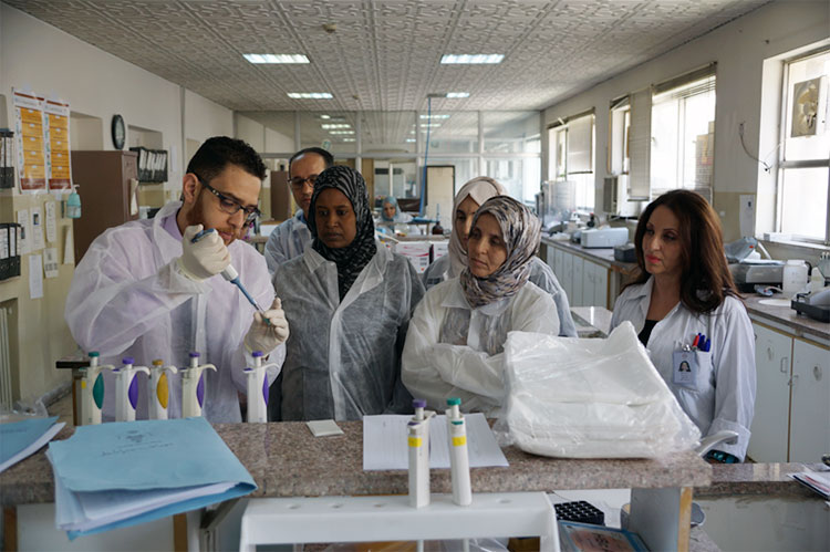 خبراء المختبرات الإقليميون في عَمّان بالأردن يتعرفون على كيفية تشخيص فيروس زيكا (الصورة: منظمة الصحة العالمية، 2017) 