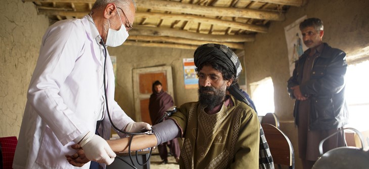 يتم فحص الرجل من قبل طبيب في عيادة متنقلة تدعمها منظمة الصحة العالمية في مخيم كابول للنازحين