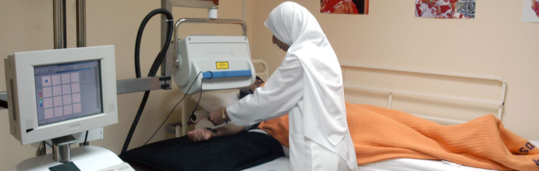 L’image nous montre une infirmière prenant les constantes d’un patient