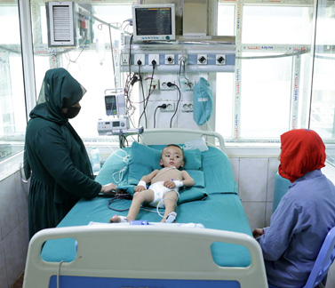 طفل صغير في وحدة العناية المركزة في معهد إنديرا غاندي لصحة الطفل في كابول يتلقى الرعاية لحالته الحرجة والعلاج بالأكسجين

