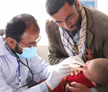 At a WHO-supported clinic on the Islam Qala border, health professionals provide emergency medical care to a returnee child. Photo credit: WHO Afghanistan