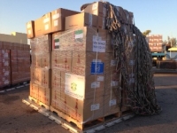 L'image nous montre de larges cartons portant la mention "Gaza" comprenant des fournitures médicales