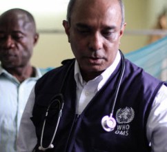 Photographie d'un professionnel de santé de l'OMS qui porte un stéthoscope autour du cou