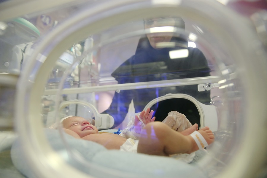 baby-incubator-nurse