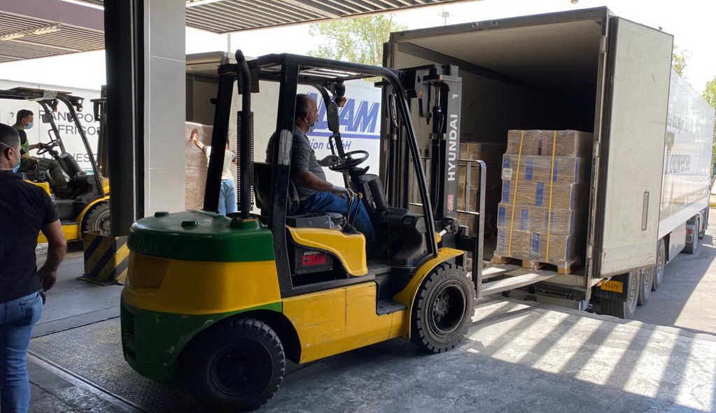 Loading_the_oxygen_concentrator_shipment_to_transporte_it_to_the_Ministry_of_Health_warehouses_to_be_used_in_Iraqi_hospitals