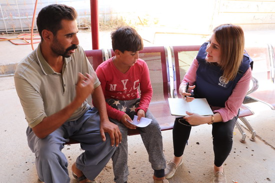 Haytham_Jadi_Jaber_talking_to_WHO_staff_in_Baaj_health_centre_in_Ninewa_governorate_2