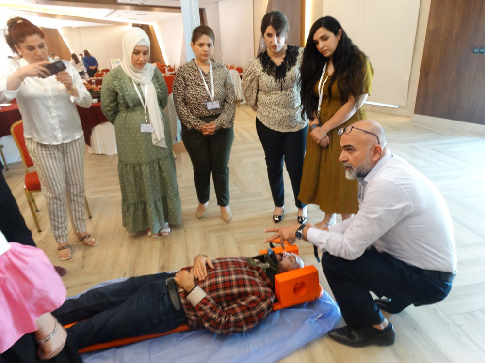 يتعلم العاملون الصحيون المهارات الأساسية لإنقاذ الحياة خلال دورة الرعاية الأساسية في حالات الطوارئ التي يتم تقديمها في ورشة عمل تدريبية تدعمها منظمة الصحة العالمية. مصدر الصورة: منظمة الصحة العالمية/منظمة الصحة العالمية في العراق
