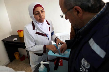 When travelling to communities to administer OPV, vaccination teams use cool boxes to store the vaccine. WHO speaks to a nurse in a health centre about vaccine storage procedures