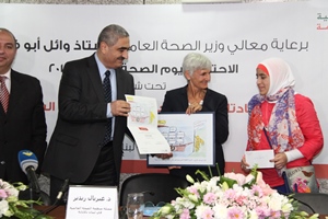 Dr. Gabriele Riedner and DG Dr. Walid Ammar presenting the certificate to the winner of the art competition