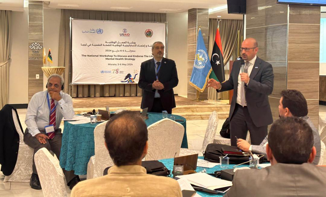 Dr Ahmed Zouiten, WHO Representative to Libya, congratulates the workshop participants on their achievements in prioritizing mental health on Libya’s health agenda.   Photo credit: WHO/WHO Libya