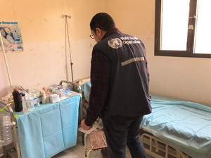 Dr Mohamed Hashem of WHO Libya assesses the needs of a health facility that will serve displaced families