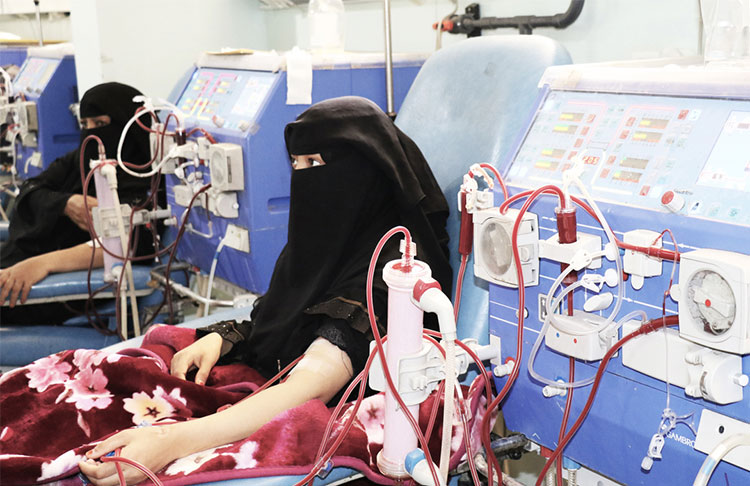 يواجه مرضى الفشل الكلوي في اليمن، البالغ عددهم حوالي 5200 مريض، خطر الموت المستمر بسبب النقص الشديد في إمدادات غسيل الكلى التي لا تكفي لتغطية الاحتياج ل 700,000 جلسة غسيل. (تصوير: صادق الوصابي).