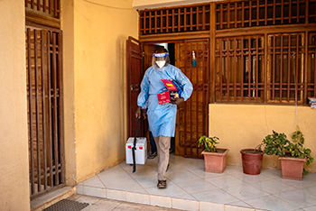 As part of the COVID-19 response, European Civil Protection and Humanitarian Aid Operations (ECHO), is working with WHO to support rapid response teams working for the Ministry of Health in Khartoum. The teams are provided with training, testing kits and PPE, supportive supervision and 14 vehicles to help them respond to alerts quickly. 30/04/2022 @ WHO / Lindsay Mackenzie