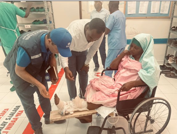 فريق منظمة الصحة العالمية التنفيذي والاستشاري الإقليمي المعني بالرضوح يزور وحدة الطوارئ في مستشفى المدينة، مقديشو، الصومال @WHO/Sara Halimah