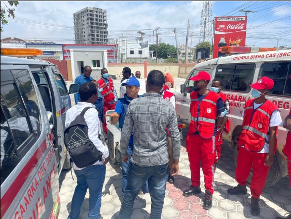 فريق منظمة الصحة العالمية التنفيذي والاستشاري الإقليمي المعني بالرضوح يزور وحدة الطوارئ في مستشفى المدينة، مقديشو، الصومال @WHO/Sara Halimah