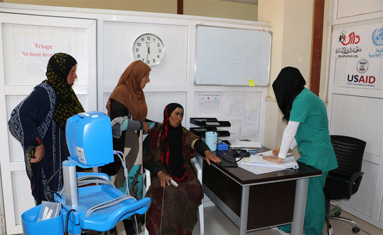 فحص مريضة في مرفق صحي أنشئ حديثاً لمنظمة الصحة العالمية في مركز تل مارك ، تلعفر ، محافظة نينوى