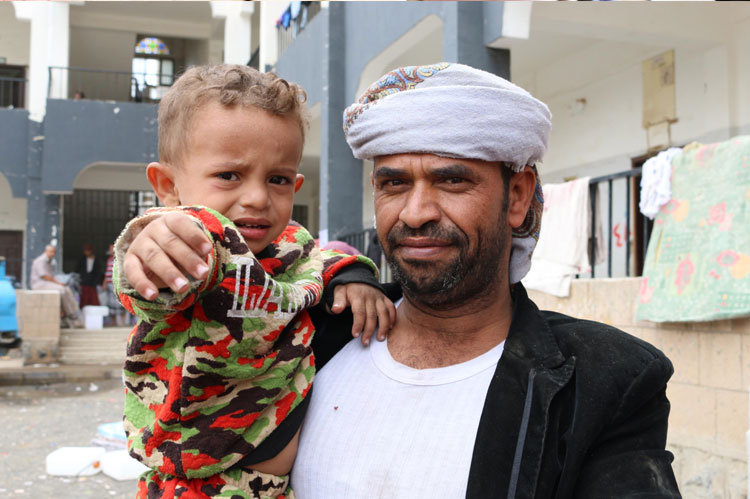 فرّ أحمد من منزله أثناء القصف في الحديدة خوفاً على سلامة عائلته. عند وصوله إلى صنعاء، لم يكن لديه أحد ولم يعرف إلى أين يذهب مع عائلته