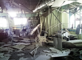 L'image nous montre l'hôpital d'Al Wafa hospital après l'attaque.