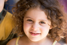 Une fille de moins de 5 ans, souriante et en bonne santé