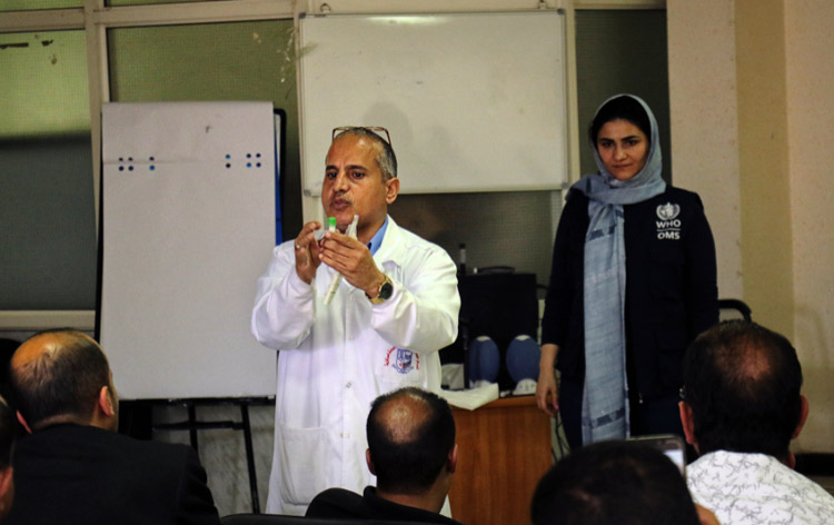 الدكتور علي عبد الله يقوم بتدريب COVID-19 لـ RRTs في المركز الوطني لمختبرات الصحة العامة في صنعاء