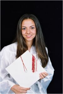 Deana Blanchard, une jeune fille de dix-sept ans, pose devant le photographe de l'école avec sa toque d'étudiante dans les mains, avant qu'elle ne soit tragiquement fauchée par un bus sur une route du Caire.