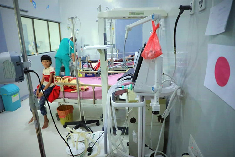 بفضل دعم حكومة اليابان، قامت منظمة الصحة العالمية بدعم 20 مركزًا لعلاج الدفتيريا في اليمن بما في ذلك مستشفى السبعين في صنعاء