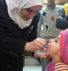 Chaque jour, des milliers d'agents de santé publique, membres de la communauté et volontaires nationaux et internationaux, de toutes les parties au conflit, risquent leur vie pour fournir des services de base à tous les Syriens, notamment et en particulier la vaccination. Crédit photographique : Tarik Jasarevic/OMS