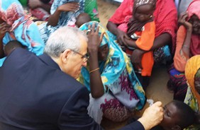 الدكتور علاء العلوان يقوم باعطاء لقاح شلل الأطفال في الصومال