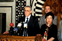 Le Dr Ala Alwan, Directeur régional de l’OMS pour la Méditerranée orientale en compagnie du Dr Margaret Chan, Directeur général de l’OMS, et de  S.E. le Dr Abdellatif Mekki, Ministre tunisien de la Santé publique, lors de la Conférence – Optimisation des ressources, soutenabilité et redevabilité dans le secteur de la santé