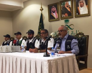 الدكتور الزيق، ممثل منظمة الصحة العالمية في المملكة العربية السعودية (على اليمين) يدير اجتماعا حول الاختتام الناجح لحج هذا العام