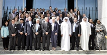 photo de groupe des responsables de haut niveau et des experts qui participaient au séminaire sur la diplomatie sanitaire au Bureau régional de l’OMS en mai 2014