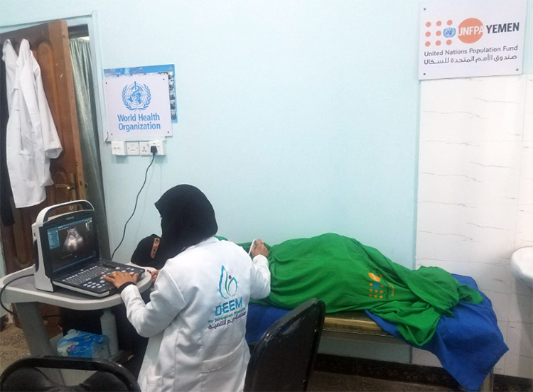 امرأة تتلقى رعاية الصحة الإنجابية في مستشفى الثورة الذي تدعمه منظمة الصحة العالمية وصندوق الأمم المتحدة للسكان في الحديدة