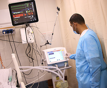 Healthcare professional during WHO critical care/ICU training at Shifa Medical Complex in Gaza ©2020 WHO. Photo credit: AbdelRahman Jarour