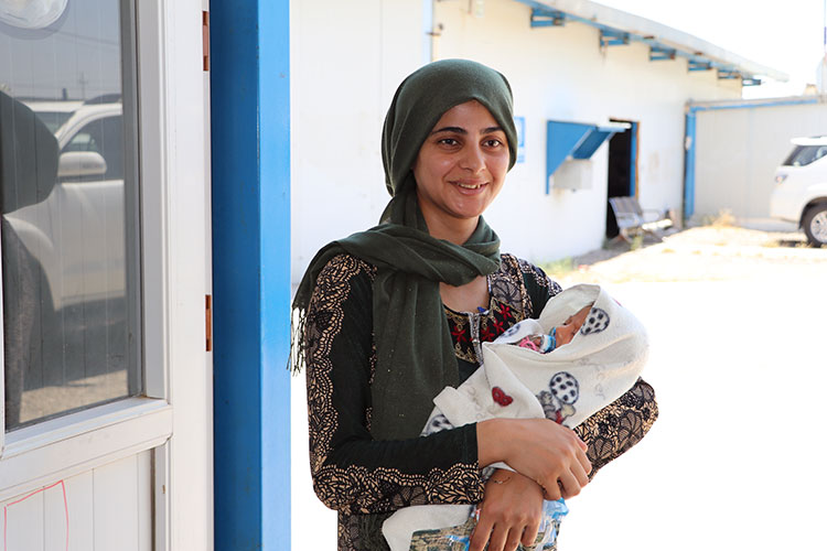 هبة، لاجئة من سوريا تزور مركز الرعاية الصحية الأولية لفحص مولودها الجديد، صورة من منظمة الصحة العالمية - يونيو 2019