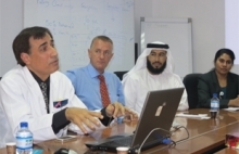 une équipe de fonctionnaires de l’OMS et de partenaires discutent de l’évaluation à Dubaï