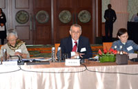 La photo nous montre les dirigeants des trois institutions  des Nations Unies qui organisent conjointement la réunion de Dubaï. Le Dr Ala Alwan, Directeur régional de l’OMS, se trouve au milieu