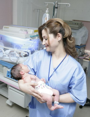 ممرضة تحمل طفل