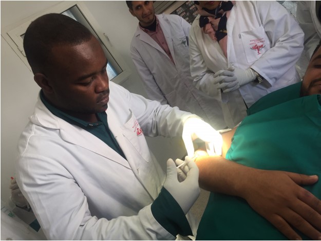 واحد من الأطباء الذين يعملون في تاورغاءمصاب نفسة بالليشمانيا الجلدية. كما هو موضح في الصور حصل على العلاج من قبل زملائه خلال تدريبهم في تونس