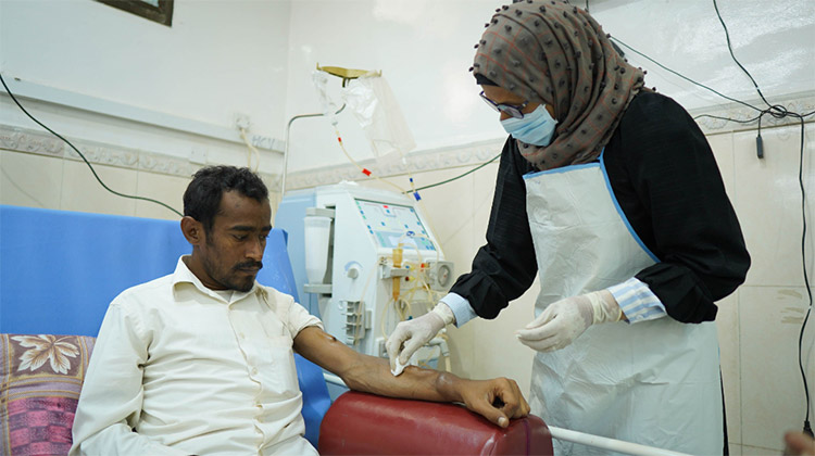 أسامة - ٢٨ عاماً- يخضع لجلسات غسيل الكلى بمستشفى الصداقة في عدن