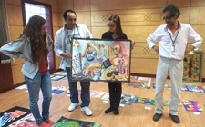 Deux jurés et deux jeunes filles regardent une peinture envoyée pour le concours.