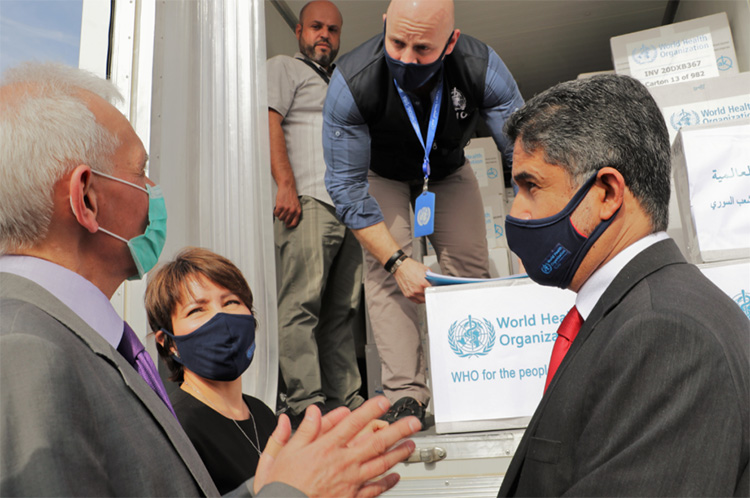 المدير الإقليمي لمنظمة الصحة العالمية لشرق المتوسط يقوم بتسليم إمدادات طبية مع بدء زيارته إلى سورية