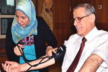 الدكتور علاء علوان، المدير الإقليمي لمنظمة الصحة العالمية لشرق المتوسط، يراجع قياس ضغطه من قبل ممرضة المكتب الإقليمي