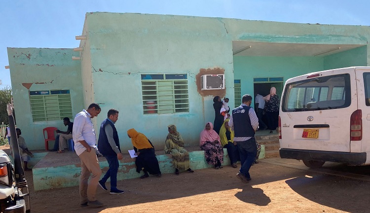 فريق التقييم السريع زار أيضًا عيادة خالد بن الوليد، مركز الصحة العامة الوحيد القريب من مخيم التكامل للاجئين الذي يستطيع المقيمون بالمخيم الوصول إليه. 22 كانون الثاني/ يناير 2023، الخرطوم، السودان. @ منظمة الصحة العالمية: علي رجا 