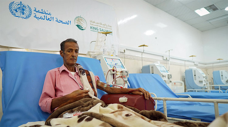 سمير-يبلغ من العمر 60 عامًا- يتلقى علاج غسيل الكلى في مستشفى الصداقة بعدن