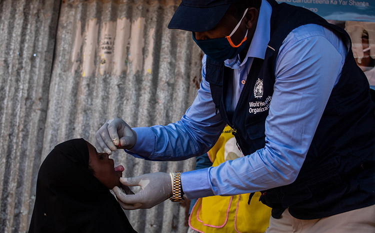 Somali health worker vaccinates a child against polio