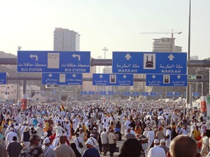 آلاف الحجاج على الطريق المؤدي إلى مكة المكرمة